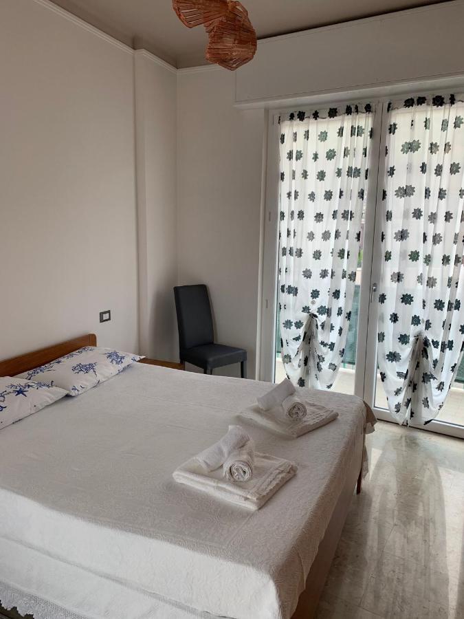 キアーヴァリTerrazza Sul Mare In Via Devotoアパートメント エクステリア 写真