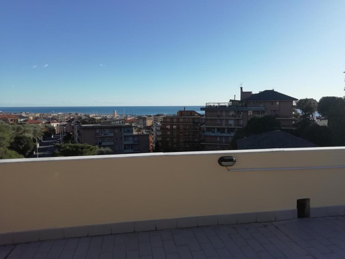 キアーヴァリTerrazza Sul Mare In Via Devotoアパートメント エクステリア 写真