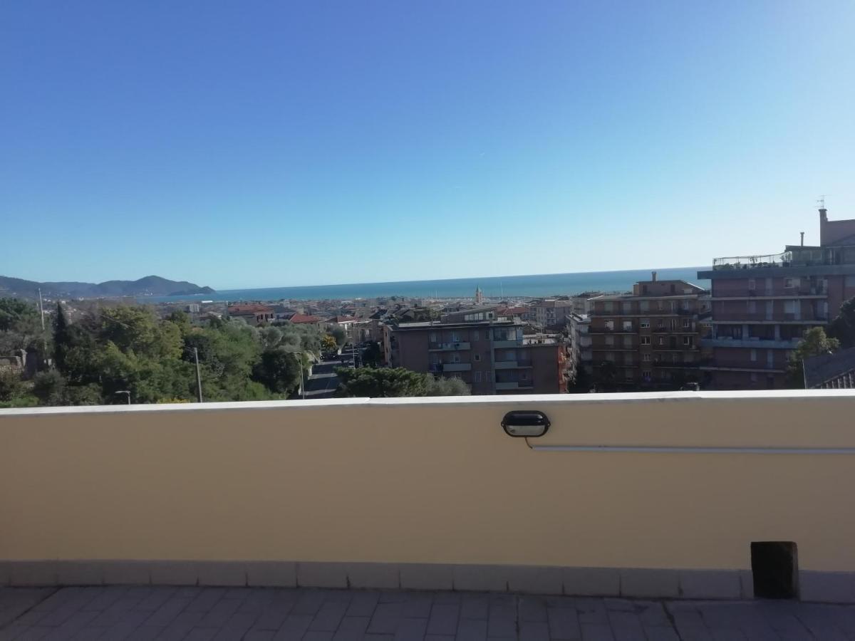 キアーヴァリTerrazza Sul Mare In Via Devotoアパートメント エクステリア 写真